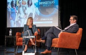 DeviceTalks Editorial Director Tom Salemi interviewing Outset Medical CEO Leslie Trigg on stage at DeviceTalks West 2022.